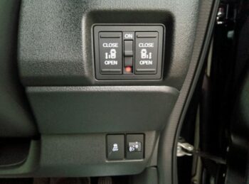 N-BOXカスタム ベースグレード 未使用車 4WD