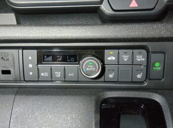 N-BOXカスタム 標準 未使用車　4WD