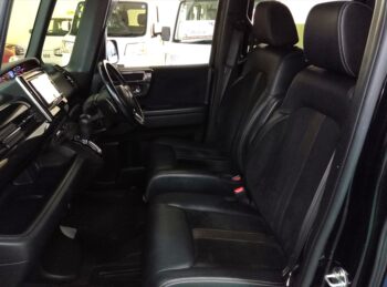 N-BOXカスタム G・EXターボ　4WD