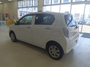 プレオプラス LA　4WD