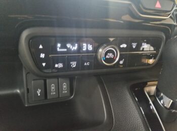 N-BOXカスタム Ｌ・ターボ　純正ナビ　ＴＶ　バックカメラ　後期型 4WD