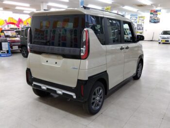 デリカミニ T プレミアム ターボ 未使用車 4WD