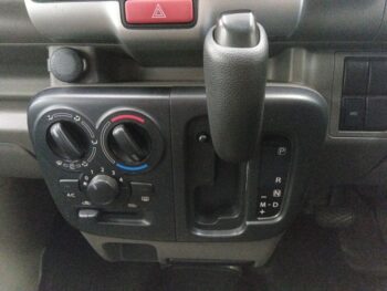 NV100クリッパーバン DX 4WD