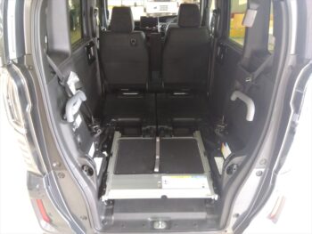 N-BOXカスタム L・スロープ　福祉車両車いす仕様　純正ナビ・TV・バックカメラ　4WD