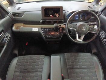 デリカミニ T　プレミアム　ターボ　４WD