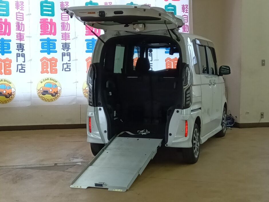 N-BOXカスタム L・スロープ　福祉車両車いす仕様　純正８インチプレミアムナビ・TV・バックカメラ　４WD