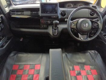 N-BOXカスタム L・ターボ　４WD