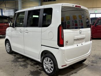 N-BOX ベースグレード　未使用車　4WD