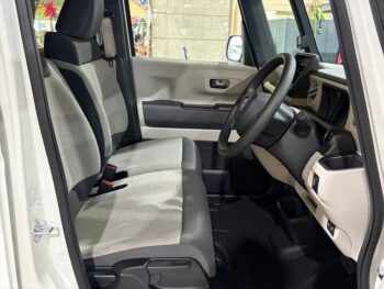 N-BOX ベースグレード　未使用車　4WD