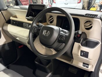 N-BOX ベースグレード　未使用車　4WD