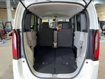 N-BOX ベースグレード　未使用車　4WD