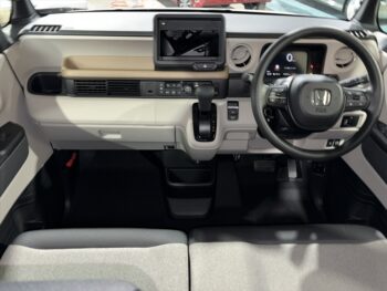 N-BOX ベースグレード　未使用車　4WD