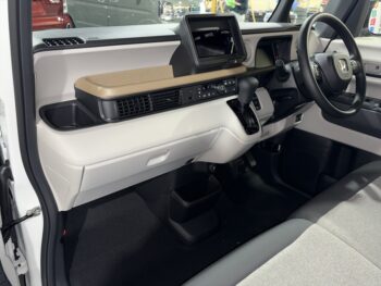 N-BOX ベースグレード　未使用車　4WD