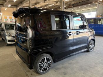 N-BOXカスタム Ｇ・Ｌ　ナビ・ＴＶ・Ｂカメラ 4WD