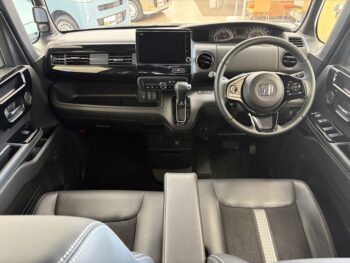 N-BOXカスタム Lターボ　純正ナビ・TV・バックカメラ　後期型　４WD