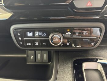 N-BOXカスタム Lターボ　純正ナビ・TV・バックカメラ　後期型　４WD