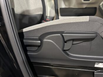 N-BOX ベースグレード　未使用車　4WD