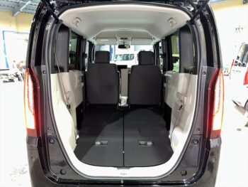 N-BOX ベースグレード　未使用車　4WD