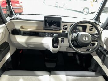 N-BOX ベースグレード　未使用車　4WD