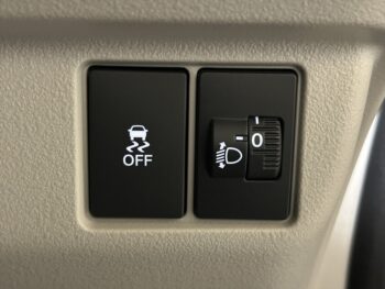 N-BOX ベースグレード　未使用車　4WD