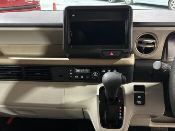 N-BOX ベースグレード　未使用車　4WD