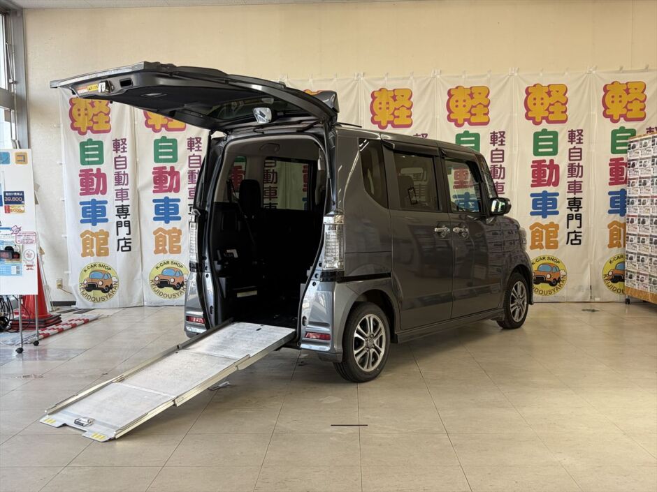 N-BOX+カスタム G　福祉車両車いす仕様スローパー　純正ナビ・TV・バックカメラ　4WD