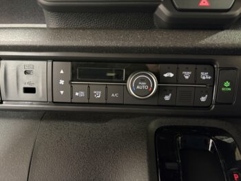 N-BOXカスタム ターボ　未使用車　4WD