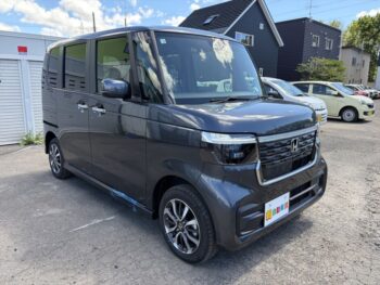 N-BOXカスタム ベースグレード 未使用車 4WD
