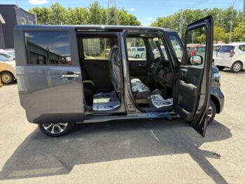 N-BOXカスタム ベースグレード 未使用車 4WD
