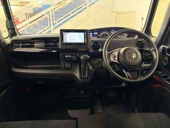 N-BOXカスタム L　純正ナビ・TV・バックカメラ　後期型　4WD