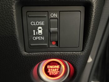 N-BOXカスタム L　純正ナビ・TV・バックカメラ　後期型　4WD