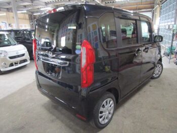 N-BOX Ｌ　ターボ　純正ナビ・ＴＶ・バックカメラ　後期型 4WD