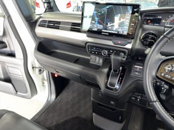 N-BOXカスタム L　ターボ　スタイルプラス　ブラック　ナビTV　バックカメラ　後期型　4WD