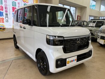 N-BOXカスタム ブラックスタイル　４WD