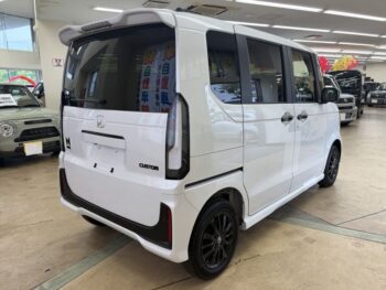 N-BOXカスタム ブラックスタイル　４WD