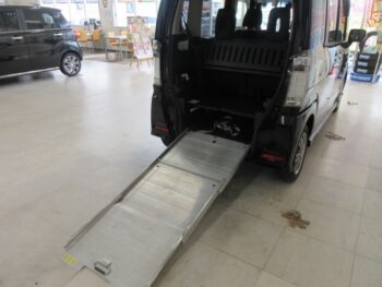 N-BOX+カスタム G　福祉車両　車いす仕様　スローパー　4WD