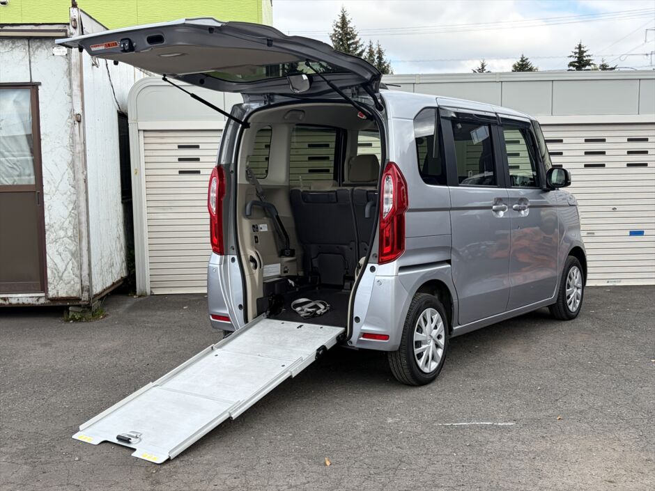 N-BOX G・スロープ ホンダセンシング 福祉車両 車いす仕様 ナビ付 4WD