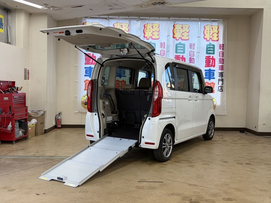 N-BOX G・スロープLホンダセンシング　福祉車両車いす仕様　純正ナビ・TV・バックカメラ　４WD