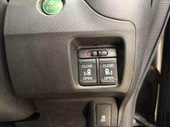 N-BOXカスタム SSパッケージ　ナビ装着用スペシャルパッケージ　純正ナビ・TV・バックカメラ　４WD