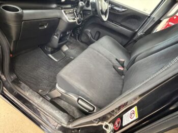 N-BOXカスタム SSパッケージ　ナビ装着用スペシャルパッケージ　純正ナビ・TV・バックカメラ　４WD